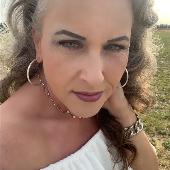 Meet your Posher, Lorie - Picture 3 of 5